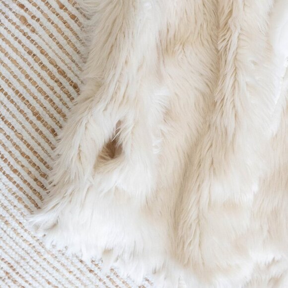 THML {Anthropologie} FAUX FUR CREAMY WHITE VEST SZ L - Picture 5 of 8